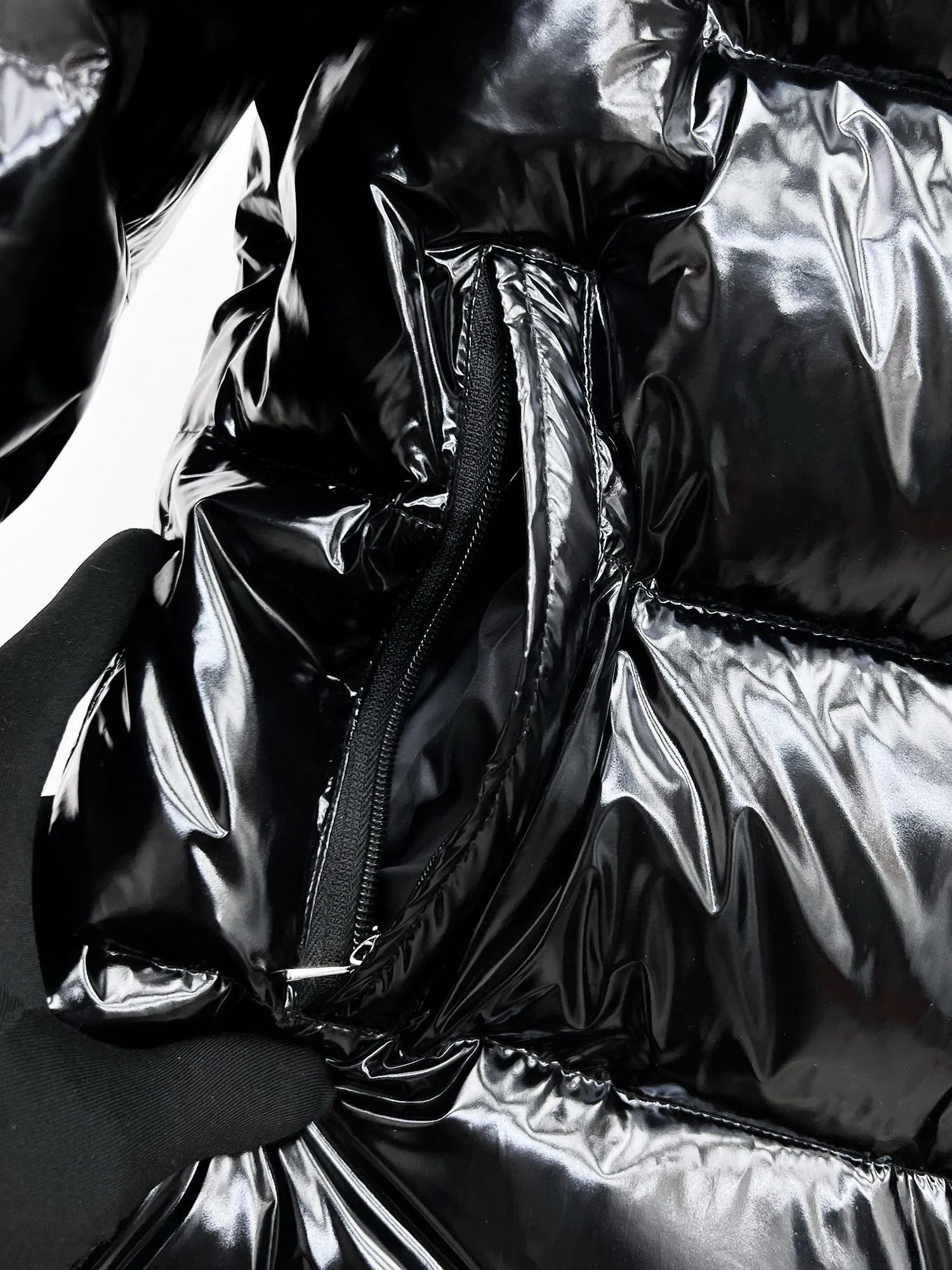 P390 Moncler/ 2026 70 、 。 DNA ， ， 。 Classic ， 、 。 Classic 70 。 Quality， 90 ，Premium Quality ， ，Black ！ Sizes M-3XL